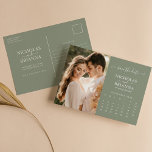 Modern Sage Green Save the Date Photo Calendar Briefkaart<br><div class="desc">Het moderne Groene Sage sparen het Briefkaart van de Kalender van de Foto van de Datum. Eenvoudig personaliseren door elke info te vervangen. Upload een portret/verticale foto. Beweeg de cirkel door de verbinding te klikken verder aanpast. Controleer de voorvertoning voordat u aan de wagen toevoegt. (Foto van Jonathan Borba van...</div>