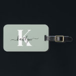 Modern Sage Green Script Monogram Bagagelabel<br><div class="desc">Dit eenvoudige, elegante saliegroene bagagelabel met je voornaam in een trendy scriptlettertype in zwart en je eerste initiaal in een modern petten lettertype in wit aan de ene kant en een inschuifkaart voor jouw naam, adres en telefoonnummer aan de andere kant ziet er geweldig uit op je koffers. Het is...</div>