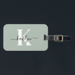 Modern Sage Green Script Monogram Bagagelabel<br><div class="desc">Dit eenvoudige, elegante saliegroene bagagelabel met je voornaam in een trendy scriptlettertype in zwart en je eerste initiaal in een modern petten lettertype in wit aan de ene kant en een inschuifkaart voor jouw naam, adres en telefoonnummer aan de andere kant ziet er geweldig uit op je koffers. Het is...</div>