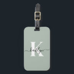 Modern Sage Green Script Monogram Bagagelabel<br><div class="desc">Dit eenvoudige, elegante saliegroene bagagelabel met je voornaam in een trendy scriptlettertype in zwart en je eerste initiaal in een modern petten lettertype in wit aan de ene kant en een inschuifkaart voor jouw naam, adres en telefoonnummer aan de andere kant ziet er geweldig uit op je koffers. Het is...</div>