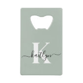 Modern Sage Green Script Monogram Creditkaart Flessenopener (Voorkant)