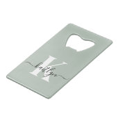 Modern Sage Green Script Monogram Creditkaart Flessenopener (Achterkant Gekanteld)