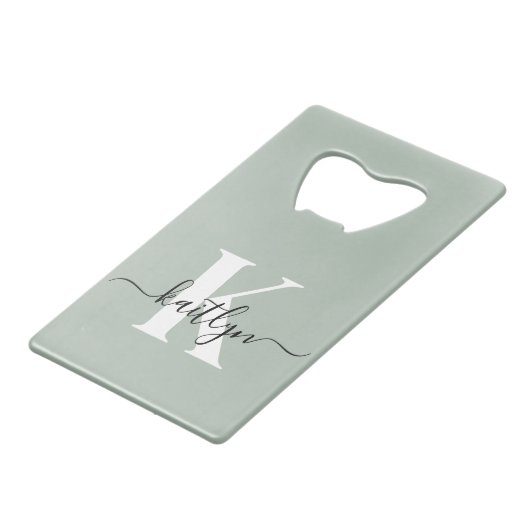 Modern Sage Green Script Monogram Creditkaart Flessenopener (Achterkant Gekanteld)