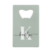Modern Sage Green Script Monogram Creditkaart Flessenopener (Achterkant)