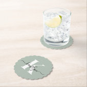 Modern Sage Green Script Monogram Kartonnen Onderzetters (Insitu)