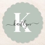 Modern Sage Green Script Monogram Kartonnen Onderzetters<br><div class="desc">Deze eenvoudige, elegante salie groene ronde gecanneleerde randpapier onderzetters met je voornaam in een trendy script lettertype in zwart en je eerste initiaal in een modern petten lettertype in wit zijn ideaal om je tafels en tellers vrij te houden van waterringen. Ze absorberen druppels, zodat u zich geen zorgen hoeft...</div>