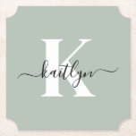 Modern Sage Green Script Monogram Kartonnen Onderzetters<br><div class="desc">Deze eenvoudige, elegante salie groene papieren onderzetters met je voornaam in een trendy scriptlettertype in zwart en je eerste initiaal in een modern petten lettertype in wit zijn ideaal om je tafels en tellers vrij te houden van waterringen. Ze absorberen druppels, zodat u zich geen zorgen hoeft te maken wanneer...</div>