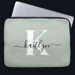 Modern Sage Green Script Monogram Laptop Sleeve<br><div class="desc">Deze eenvoudige,  elegante saliegroene 13-inch laptophoes met uw voornaam in een trendy scriptlettertype in zwart en uw eerste initiaal in een modern petten lettertype in wit is ideaal voor u. Het is stijlvol en trendy en toch zeer klassiek. Het is uniek - net als jij!</div>