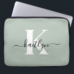 Modern Sage Green Script Monogram Laptop Sleeve<br><div class="desc">Deze eenvoudige,  elegante saliegroene 13-inch laptophoes met uw voornaam in een trendy scriptlettertype in zwart en uw eerste initiaal in een modern petten lettertype in wit is ideaal voor u. Het is stijlvol en trendy en toch zeer klassiek. Het is uniek - net als jij!</div>
