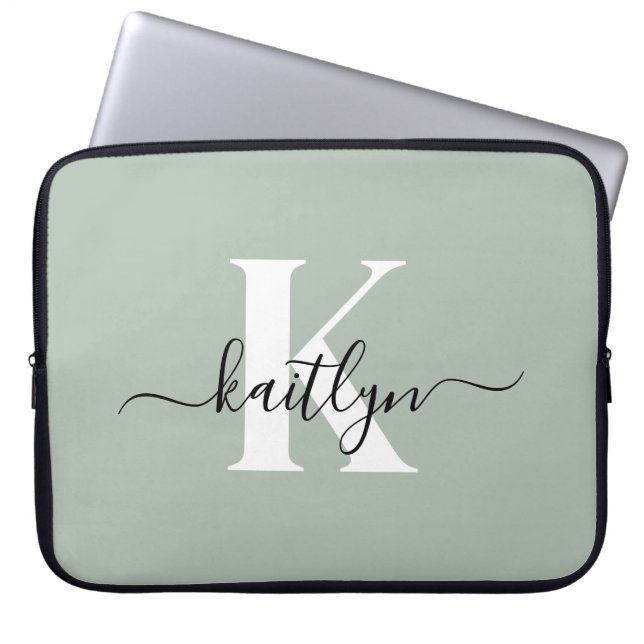 Modern Sage Green Script Monogram Laptop Sleeve (Voorkant)