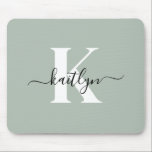 Modern Sage Green Script Monogram Muismat<br><div class="desc">Deze eenvoudige, elegante salie groene mousepad met je voornaam in een trendy scriptlettertype in zwart en je eerste initiaal in een modern petten lettertype in wit is ideaal voor je kantoor/bureau. Het is stijlvol en trendy en toch zeer klassiek.</div>