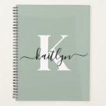 Modern Sage Green Script Monogram Planner<br><div class="desc">Deze eenvoudige, elegante saliegroene 8, 5 x 11 soft planner met je voornaam in een trendy scriptlettertype in het zwart en je eerste initiaal in een modern petten lettertype in het wit is ideaal voor jou. Het is stijlvol en trendy en toch zeer klassiek. Het maakt het houden van afspraken,...</div>