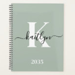 Modern Sage Green Script Monogram Planner<br><div class="desc">Deze eenvoudige, elegante saliegroene 8, 5 x 11 soft planner met je voornaam in een trendy scriptlettertype in het zwart en je eerste initiaal in een modern petten lettertype in het wit is ideaal voor jou. Het is stijlvol en trendy en toch zeer klassiek. Het maakt het houden van afspraken,...</div>