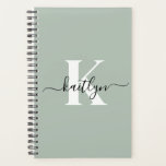 Modern Sage Green Script Monogram Planner<br><div class="desc">Deze eenvoudige, elegante saliegroene 5, 5 x 8, 5 soft planner met je voornaam in een trendy scriptlettertype in zwart en je eerste initiaal in een modern petten lettertype in wit is ideaal voor je toetsen. Het is stijlvol en trendy en toch zeer klassiek. Het maakt het houden van afspraken,...</div>
