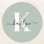 Modern Sage Green Script Monogram Ronde Kartonnen Onderzetter<br><div class="desc">Deze eenvoudige, elegante saliegroene ronde papieren onderzetters met je voornaam in een trendy scriptlettertype in zwart en je eerste initiaal in een modern petten lettertype in wit zijn ideaal om je tafels en tellers vrij te houden van waterringen. Ze absorberen druppels, zodat u zich geen zorgen hoeft te maken wanneer...</div>