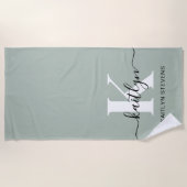 Modern Sage Green Script Monogram Strandlaken (Voorkant)