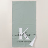 Modern Sage Green Script Monogram Strandlaken (Voorkant)