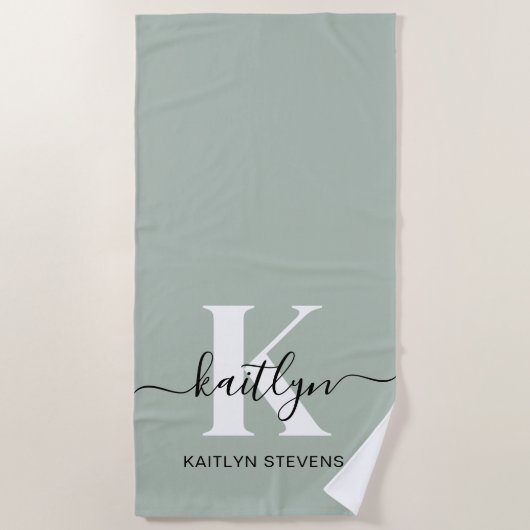 Modern Sage Green Script Monogram Strandlaken (Voorkant)