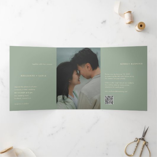 Modern Sage Green Simple Photo QR Code Wedding Drieluik Uitnodiging (Binnen)