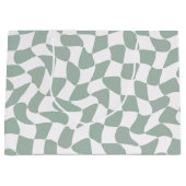 Modern Sage Green & White Wavy Checkerboard Groot Cadeauzakje (Voorkant)