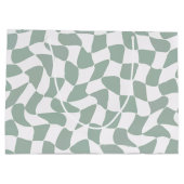 Modern Sage Green & White Wavy Checkerboard Groot Cadeauzakje (Achterkant)
