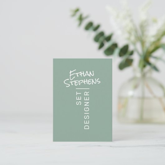 Modern Sage Groen Eenvoudige Hand Lettered Minimal Visitekaartje (Staand voorkant)