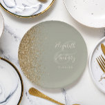 Modern Sage Groen Goud Glitter Edge Bruiloft Papieren Bordje<br><div class="desc">De linkerkant van deze elegante moderne bruiloft papieren borden heeft een gouden faux glitter design. Personaliseer hen met de namen van de bruid en bruidegom in ivoor handschrift over een grote ampersand op een wijze groene achtergrond,  met de trouwdatum hieronder.</div>
