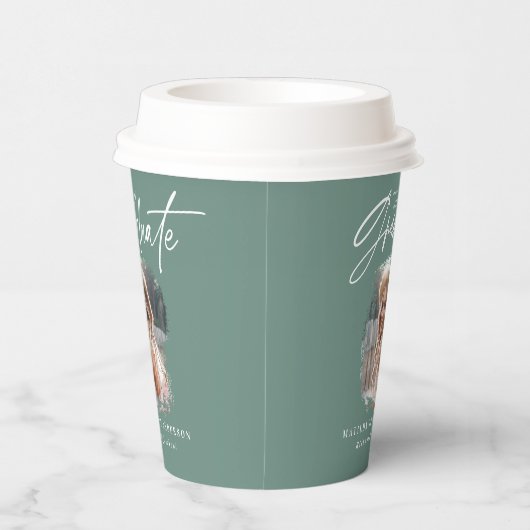Modern sage groen script foto elegant afstuderen papieren bekers (Rechts)