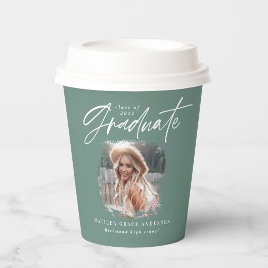 Modern sage groen script foto elegant afstuderen papieren bekers (Voorkant)