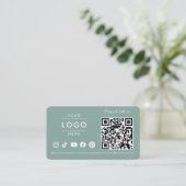 Modern Sagegroene QR-code Social Media Logo Visitekaartje (Staand voorkant)