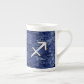 Modern Sagittarius Zodiac Sign Navy Digital Camo Porselein Kop (Rechts)