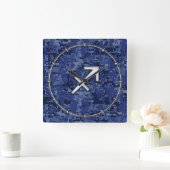 Modern Sagittarius Zodiac Sign Navy Digital Camo Vierkante Klok (Huis)