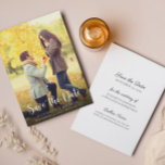 Modern Save the Date Photo Wedding Notice<br><div class="desc">Zegt uw verloving met eenvoudig manuscript sparen-de-datumkaart aan. Pas tekst op de voor- en achterkant aan met al je trouwgegevens. Voeg uw foto van het verloving voor de perfecte sparen-de-datumaankondiging toe.</div>