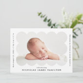 Modern Scalloped Photo Lijst Birth Aankondiging (Staand voorkant)