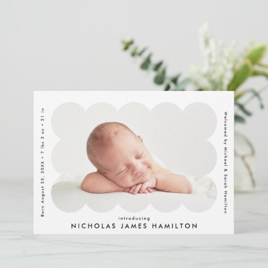 Modern Scalloped Photo Lijst Birth Aankondiging (Staand voorkant)