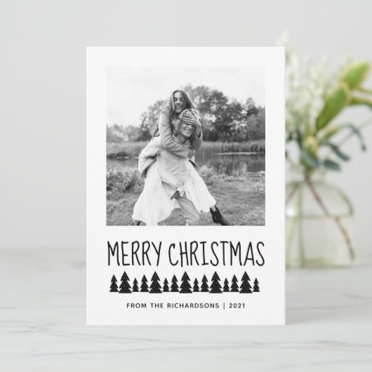 Modern Scandi Trees Black & White Merry Kerstmis Feestdagenkaart (Staand voorkant)