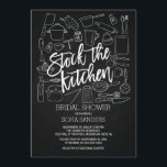 Modern schoolbord Stock de Keuken Douche Uitnodige Kaart<br><div class="desc">Stijlvolle voorraad de keuken bruids douche uitnodiging met hand geschetste keukengerei op een trendy zwarte krijtbord achtergrond met een moderne hand geletterde lettertype.</div>