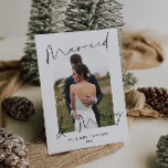 Modern Schrift Boog Foto Getrouwd Blij Feestdagenkaart<br><div class="desc">Vier jullie eerste kerst als pasgetrouwden met deze moderne en stijlvolle kerstkaart! Met een boogvormig fotolijstje en elegant handgeschreven schrift is deze kaart zeker een indruk maken op iedereen die hem ontvangt. Het lijstje geeft je de mogelijkheid om een favoriete foto van de nieuwe meneer en mevrouw te tonen, waardoor...</div>