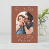 Modern Schrift Terracotta Foto Monogram Save The Date (Staand voorkant)