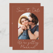 Modern Schrift Terracotta Foto Monogram Save The Date (Voorkant / Achterkant)