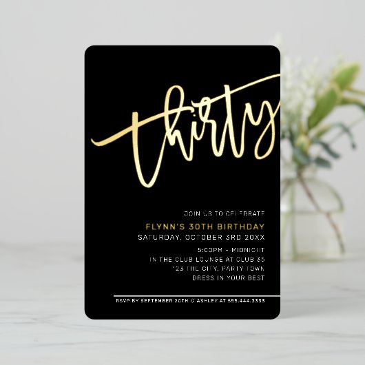 MODERN SCRIPT 30e verjaardag zwart wit goud Folie Uitnodiging (Staand Voorkant)