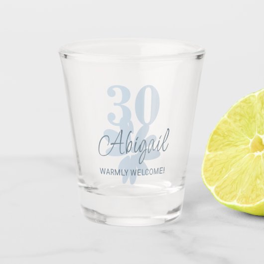 Modern Script 30th Birthday Blue Daisy Shot glas (Voorkant)