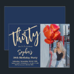 Modern Script 30th Birthday Party Foto Kaart<br><div class="desc">Modern Script 30th Birthday Party Uitnodigingen "Turning 30 is nog nooit zo chique geweest! Maak van uw mijlpaal verjaardag een onvergetelijke met onze Bold Typography Blue Modern 30th Birthday Party uitnodiging. Wees uniek, wees moedig, wees JIJ! 🌸 Den Haag Pak nu je Bold Typography Blue uitnodiging! 💌 #30thBirthday #BirthdayInvitation"Uitnodigingen voor...</div>