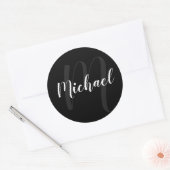 Modern script, aangepast monogram en naam zwart ronde sticker (Envelop)