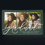 Modern script afstuderen 3 foto groen afstuderen spandoek<br><div class="desc">Viel uw afstuderen met deze drie-foto de aankondigingsbanner van het afstuderen die een modern en trendy kalligrafiekmanuscript "afstuderen"in wit tegen een jager groene achtergrond kenmerkt. Deze banner is stijlvol en modern en staat voor de buren en vrienden perfect om te zien hoe ze afgestudeerd kan worden.</div>