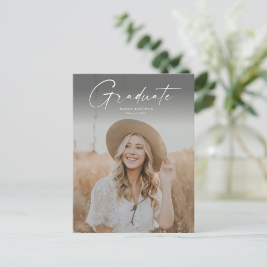 Modern script Afstuderen Afstuderen foto Uitnodiging Briefkaart (Staand voorkant)