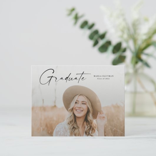 Modern script Afstuderen Afstuderen foto Uitnodiging Briefkaart (Staand voorkant)