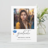 Modern Script Afstuderen Foto Blauw Afstudeerdop Aankondiging (Staand voorkant)