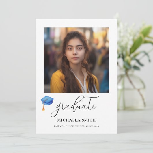 Modern Script Afstuderen Foto Blauw Afstudeerdop Aankondiging (Staand voorkant)
