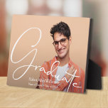 Modern script Afstuderen Foto Fotoplaat<br><div class="desc">Acrylfoto blokkeert het afstuderen toetsenbord dat uw favoriete foto,  jouw naam,  klasse en Afstuderen in het witte hoofdletterschrift. Ideaal voor jezelf of als cadeau voor ouders en grootouders. Punten in onze winkel koppelen.</div>